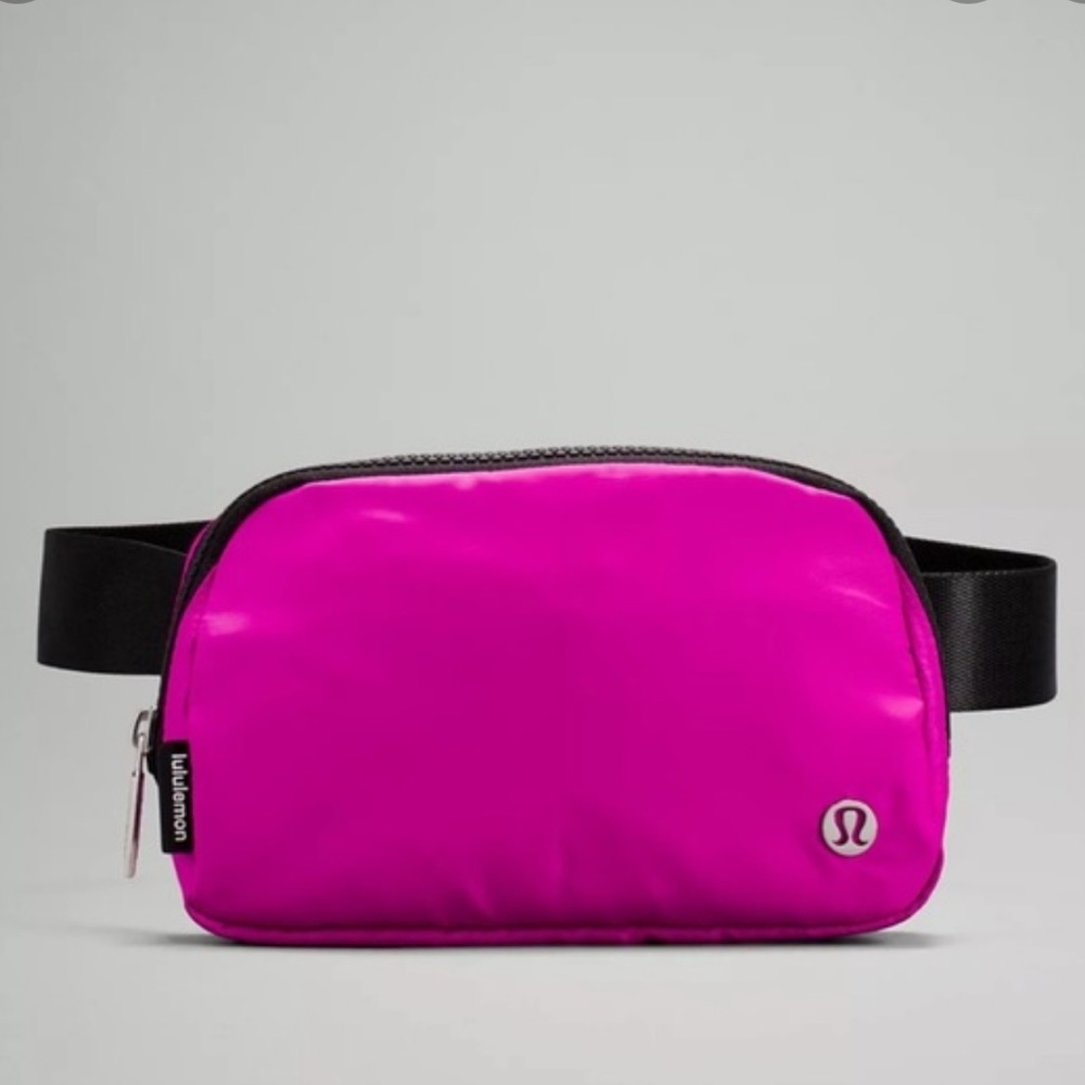 Lululemon Everywhere Belt Bag *RARE* color Highlight purple